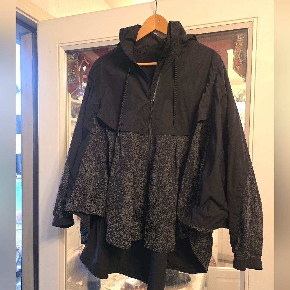 Lululemon Ride & Reflect Hooded Capelet Jacket Size L/XL Black/Grey